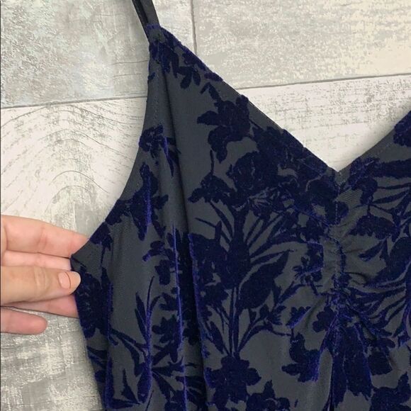 Hinge Burnout Velvet Midi Dress - Picture 4 of 7